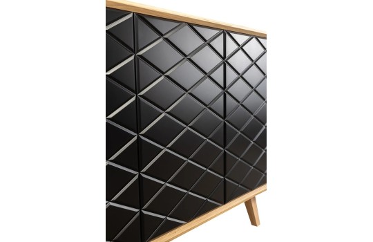 Czarne fronty w komodzie Skara