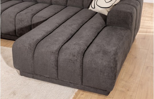 kanapa z głębokimi przeszyciami 