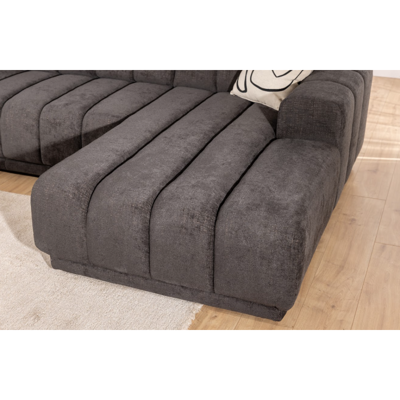 kanapa z głębokimi przeszyciami 