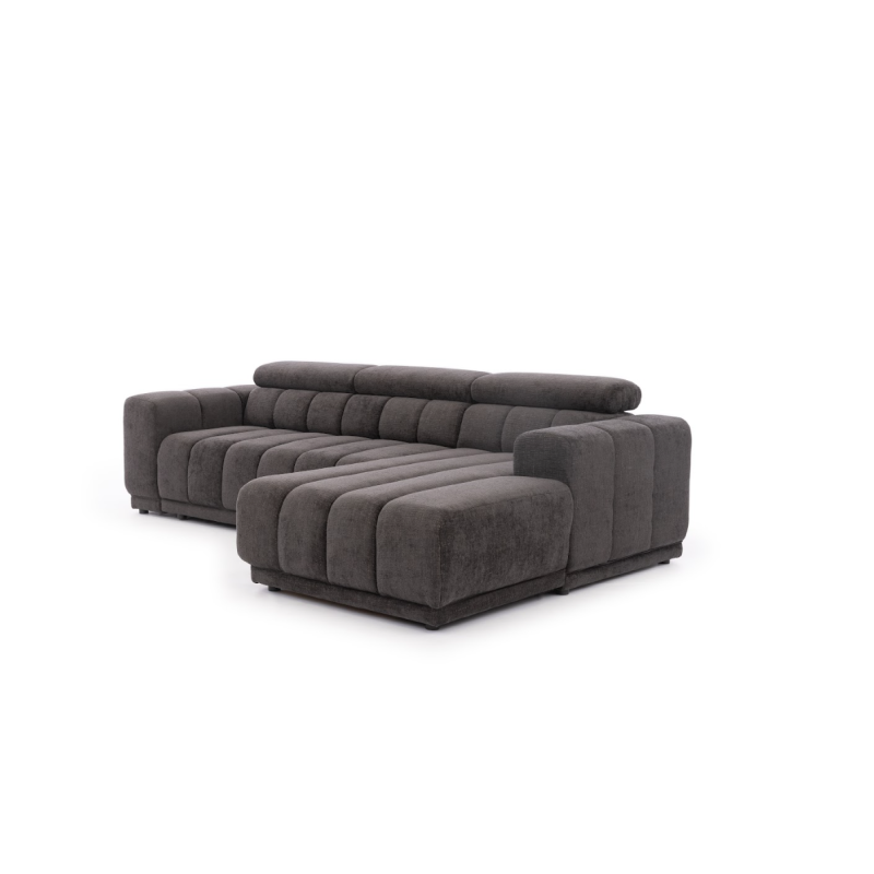 kanapa w ciemnym kolorze 