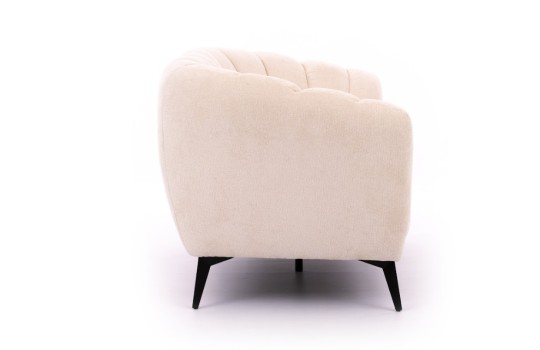 sofa w beżowym materiale