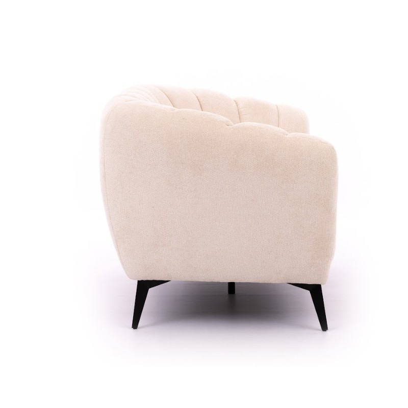 sofa w beżowym materiale