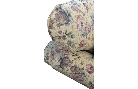 sofa w materiale w kwiaty 