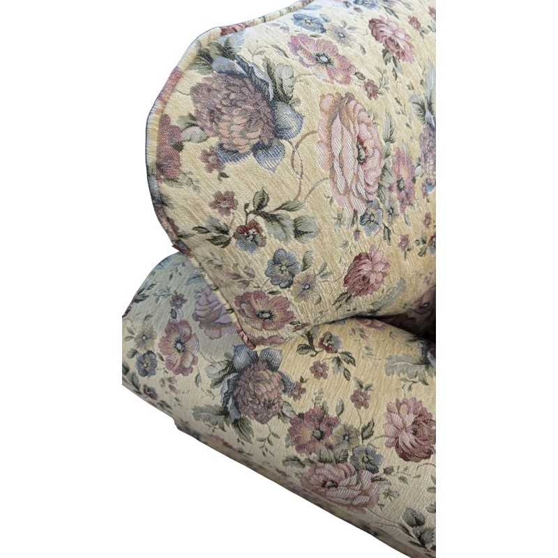 sofa w materiale w kwiaty 