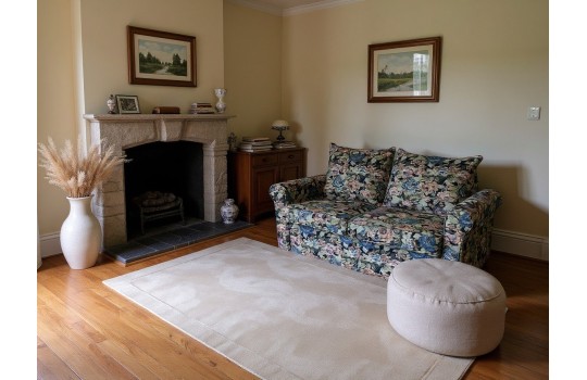 wygodna sofa w kwiaty 