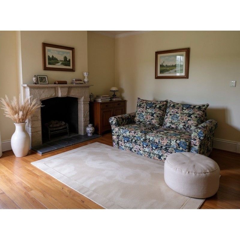 wygodna sofa w kwiaty 
