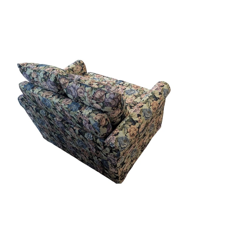 sofa z poduszkami w kwiaty 