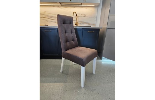 brązowe nowoczesne krzesło 