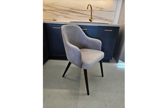 szare wygodne krzesło 