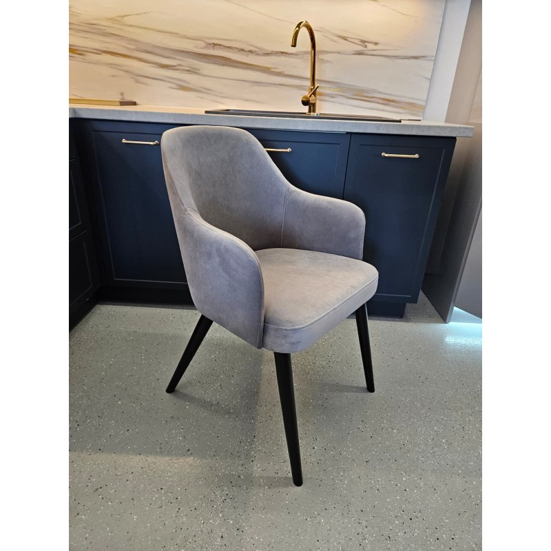 szare wygodne krzesło 