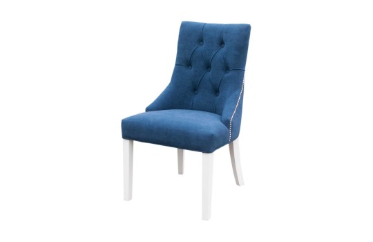 granatowe krzesło z pikowaniami 