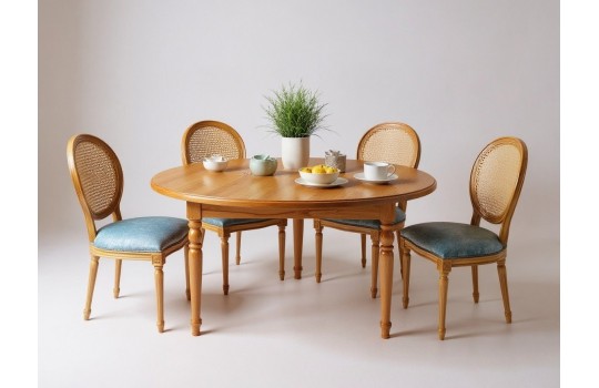 Stół Lumaro, krzesła Fabiano z rattanem w oparciu