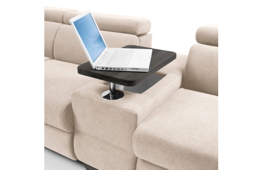 sofa z drewnianą półką 