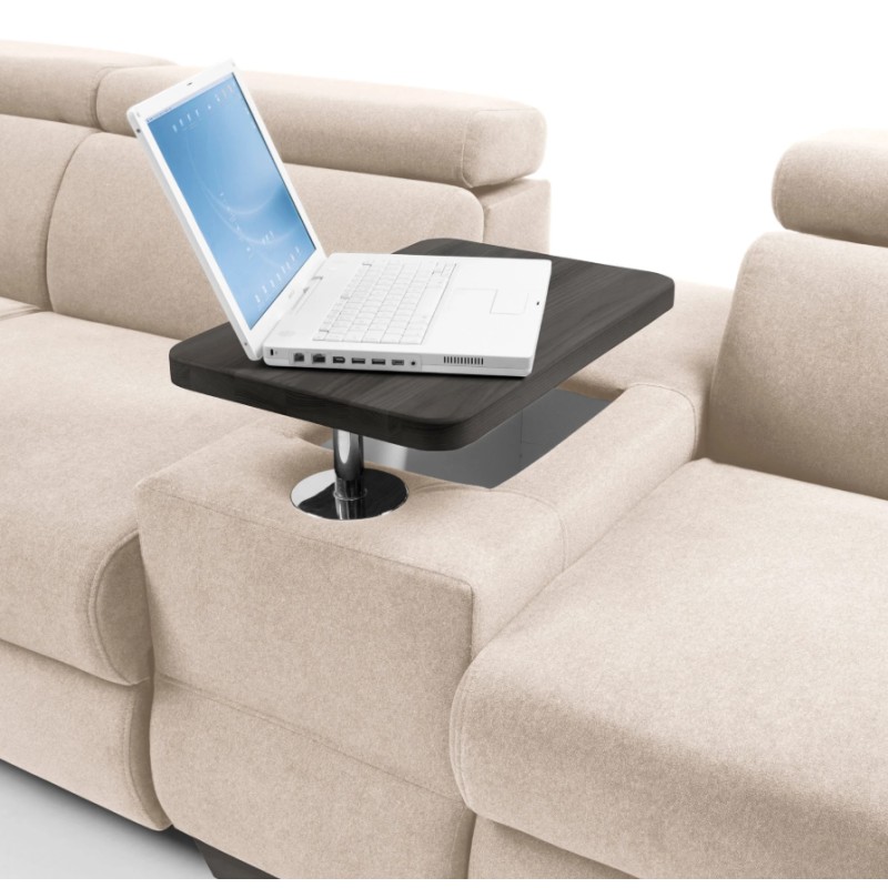 sofa z drewnianą półką 