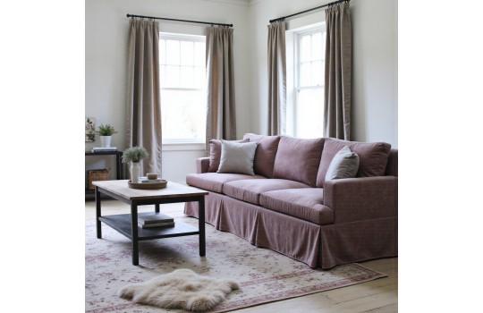 sofa w kolorze pudrowego różu 