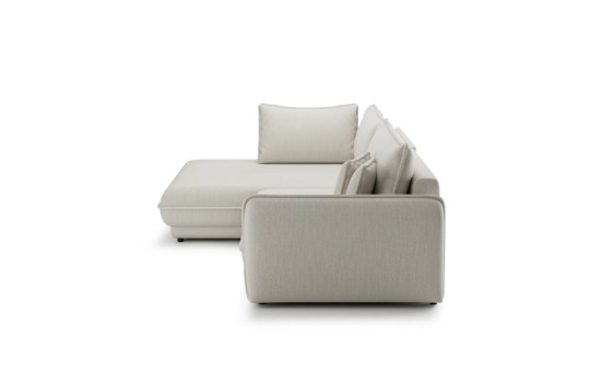 sofa w jasnym materiale 