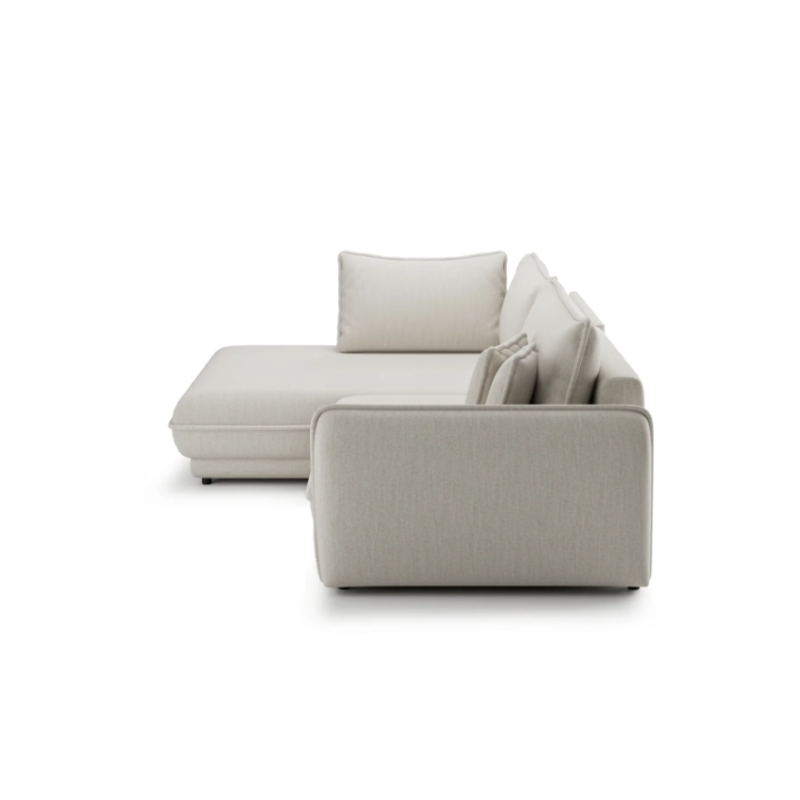 sofa w jasnym materiale 