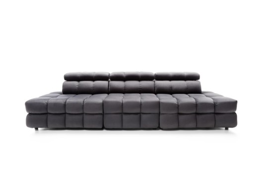 duża sofa z przeszyciami 
