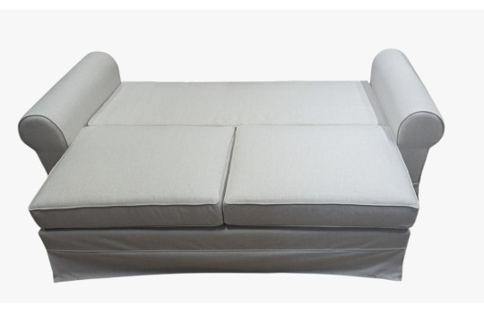 biała sofa z pokrowcem 