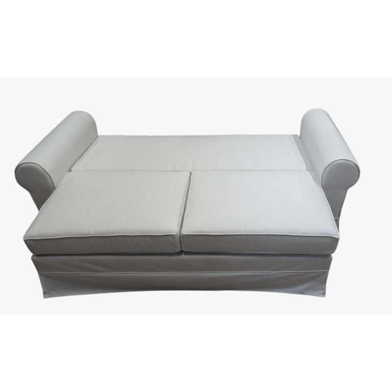 biała sofa z pokrowcem 