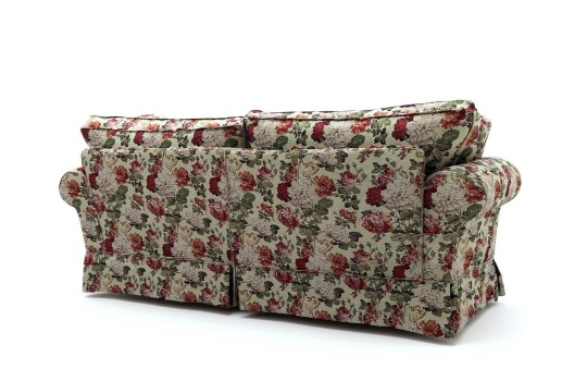 sofa w obiciu w kwiaty 