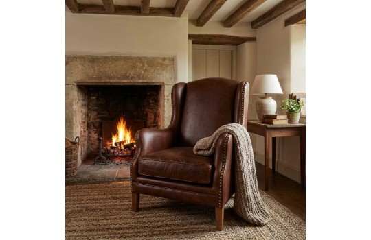 fotel z ozdobnymi pinezkami