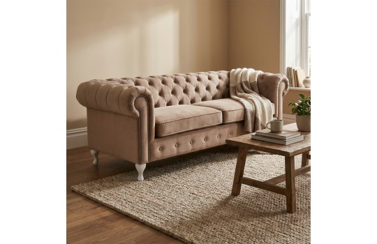 sofa w beżowym odcieniu 