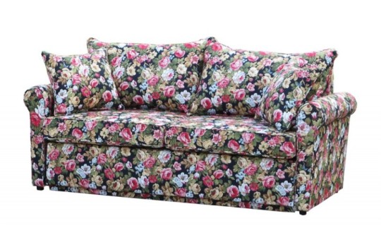 sofa roza w obiciu w kwiaty 