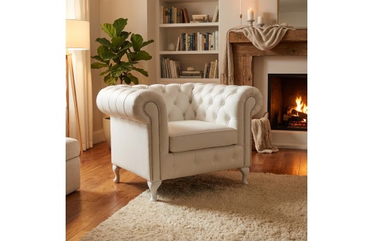 fotel w białej skórze 