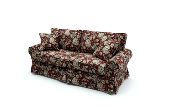 kanapa w bordowym obiciu 