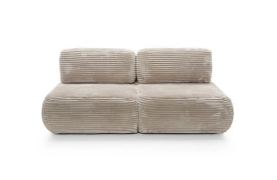 sofa w beżowym materiale