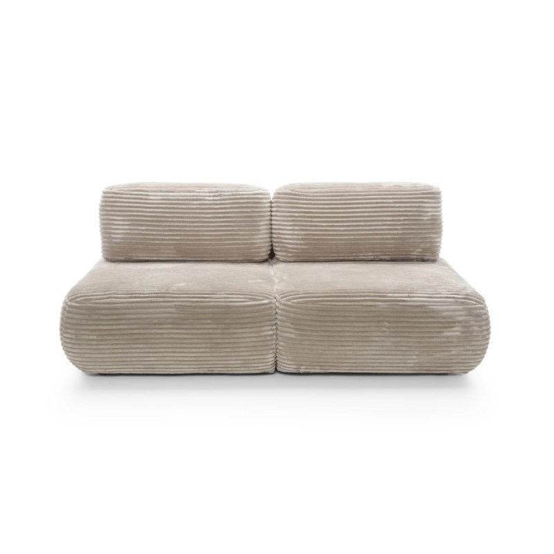 sofa w beżowym materiale