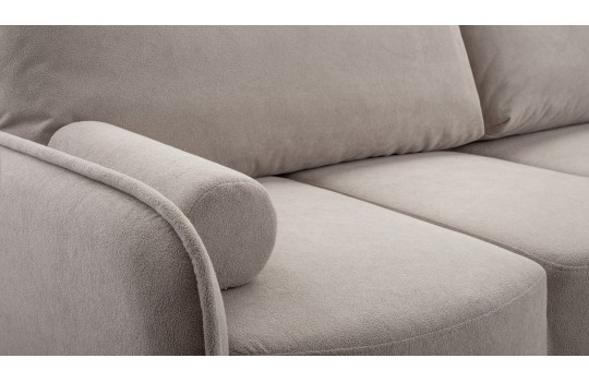 sofa w beżowej tkaninie