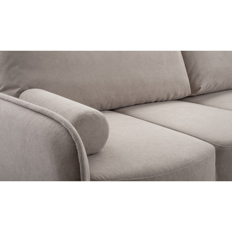 sofa w beżowej tkaninie