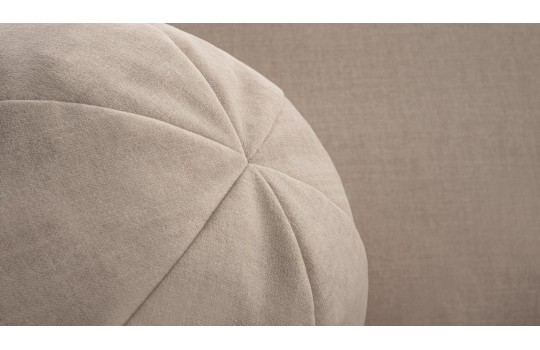sofa z ozdobnymi poduszkami