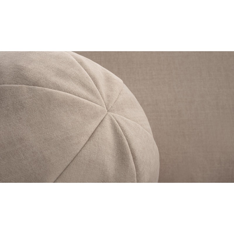 sofa z ozdobnymi poduszkami
