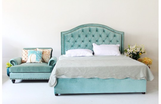 Tapicerowane łóżko z pikowaniami Andrea