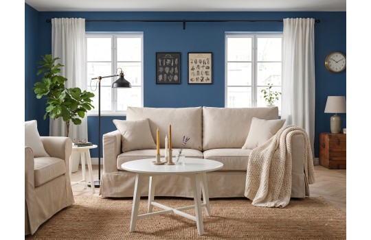 Sofa Vesper 210 cm z pokrowcem w nowoczesnym salonie na tle niebieskiej ściany