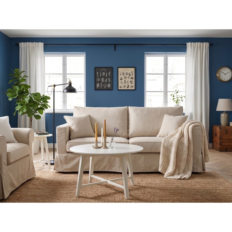 Sofa Vesper 210 cm z pokrowcem w nowoczesnym salonie na tle niebieskiej ściany