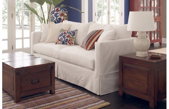 Beżowa sofa Vesper ze ściąganym pokrowcem w eleganckim salonie