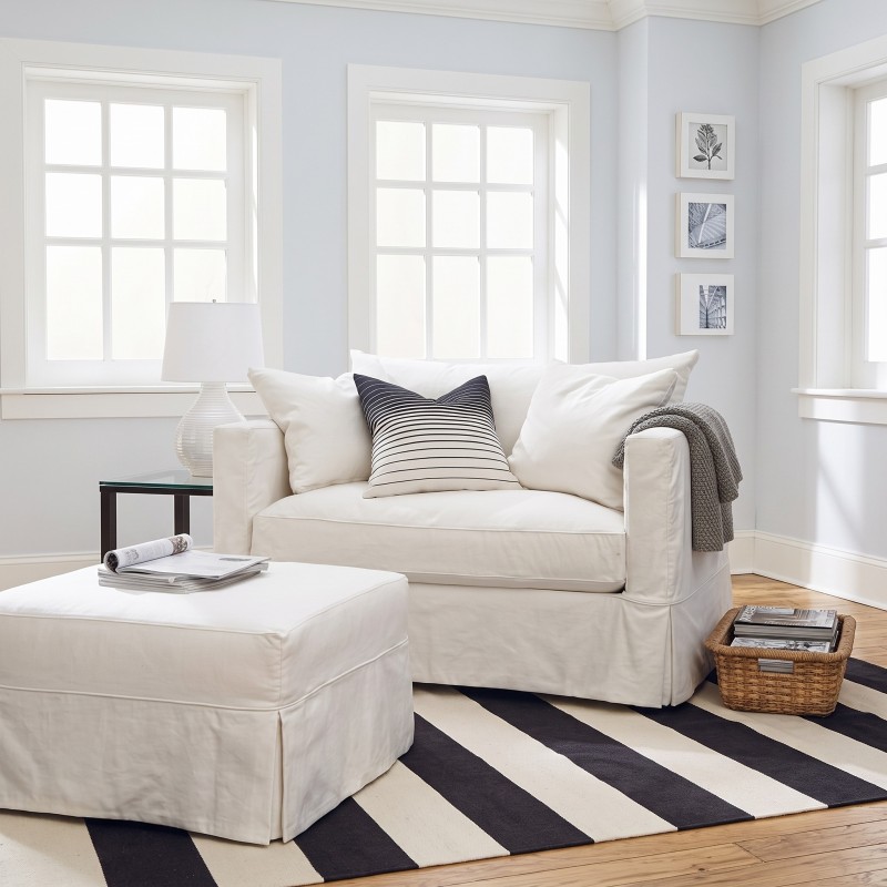 Jasna sofa Vesper z pufem w nowoczesnym, jasnym pokoju dziennym