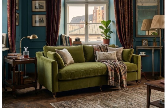 Klasyczna sofa Agat 200 cm w eleganckim salonie z ciemnymi zasłonami Klasyczna sofa Agat 200 cm w eleganckim salonie z ciemnymi zasłonami