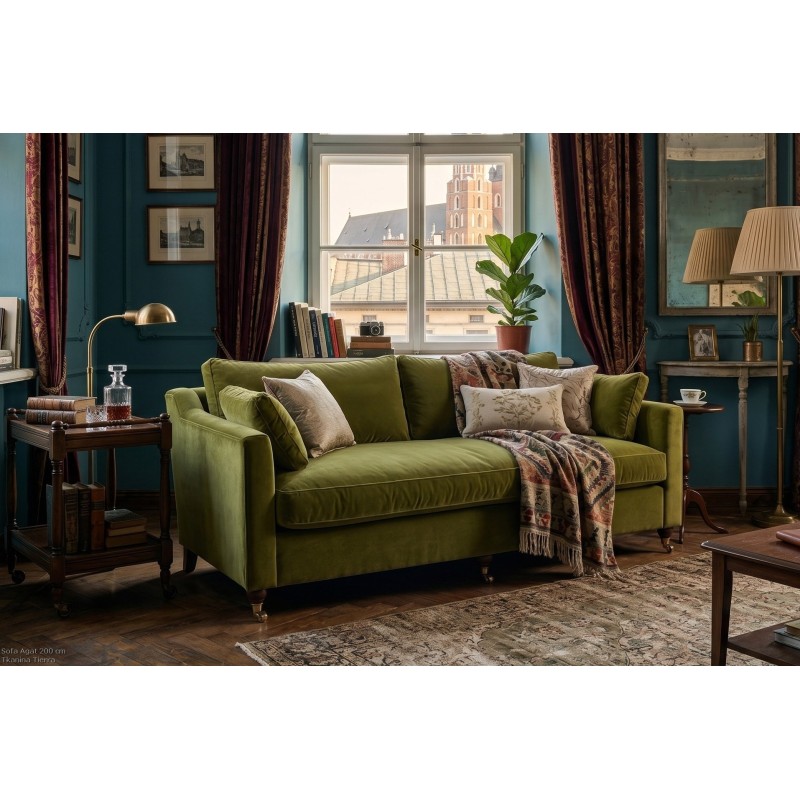 Klasyczna sofa Agat 200 cm w eleganckim salonie z ciemnymi zasłonami Klasyczna sofa Agat 200 cm w eleganckim salonie z ciemnymi zasłonami