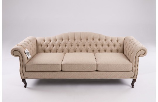 Beżowa sofa chesterfield Solano w jasnej tkaninie na białym tle Beżowa sofa chesterfield Solano w jasnej tkaninie na białym tle