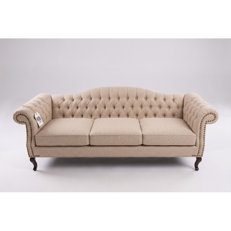 Beżowa sofa chesterfield Solano w jasnej tkaninie na białym tle Beżowa sofa chesterfield Solano w jasnej tkaninie na białym tle