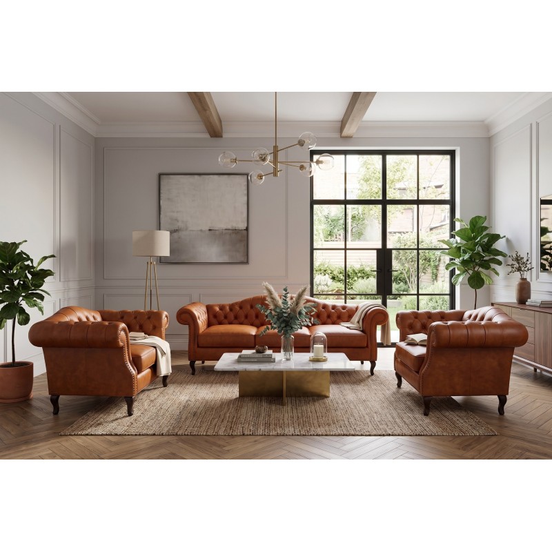Zestaw wypoczynkowy ze skóry z fotelem chesterfield Solano i sofą w loftowym salonie Zestaw wypoczynkowy ze skóry z fotelem chesterfield Solano i sofą w loftowym salonie