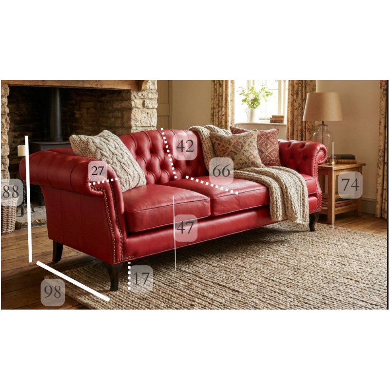 Czerwona skórzana sofa chesterfield Solano z poduszkami i wymiarami w klasycznym pokoju dziennym