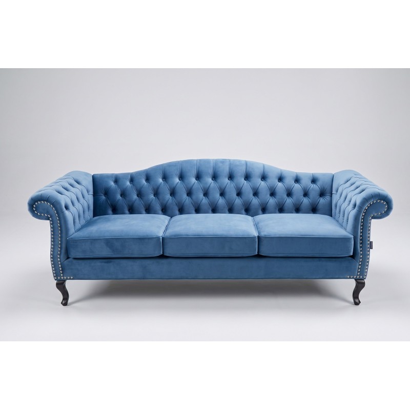 Jasnoniebieska sofa chesterfield Solano na wprost na białym tle