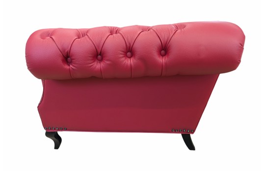 Różowa sofa pikowana Solano z profilu ukazująca zaokrąglone oparcie