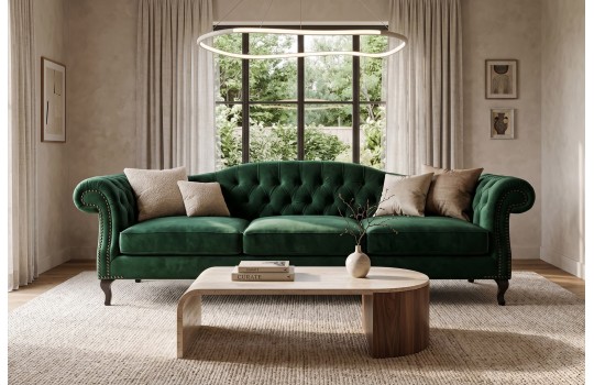 Ciemnozielona welurowa sofa chesterfield Solano z poduszkami przy owalnym stoliku kawowym Ciemnozielona welurowa sofa chesterfield Solano z poduszkami przy owalnym stoliku kawowym